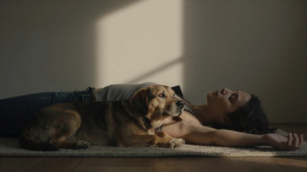 Женщина лежит на полу, собака спокойно отдохнула головой на её груди — тихий момент взаимной безопасности.